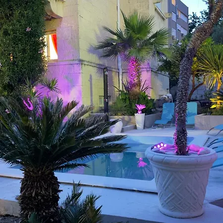 At Location فيلة